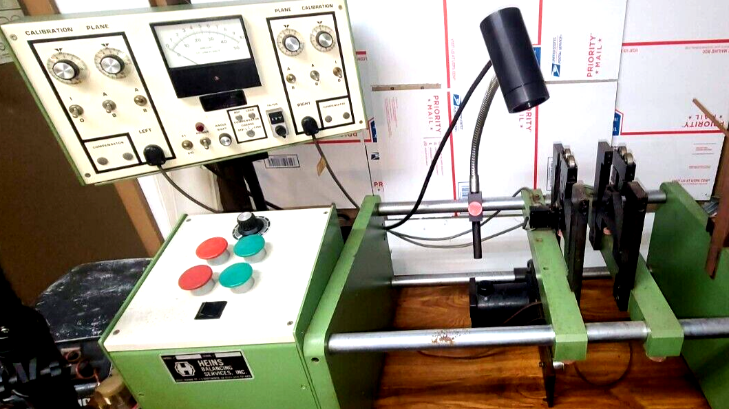 MÁQUINA DE TURBOBALANCE HEINS MODELO TC-2 CON MANUALES Y MÁS DE 20 MANDRIL PARA RUEDAS DE COMPRESOR
