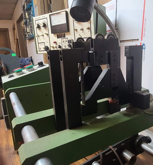 MÁQUINA DE TURBOBALANCE HEINS MODELO TC-2 CON MANUALES Y MÁS DE 20 MANDRIL PARA RUEDAS DE COMPRESOR